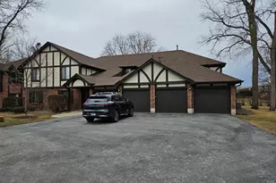 8254 Chestnut Dr, Palos Hills, IL 60465 - Photo 2