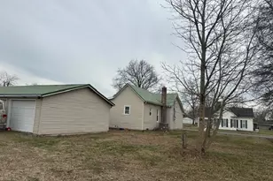 307 E Parker St, Pinckneyville, IL 62274 - Photo 2