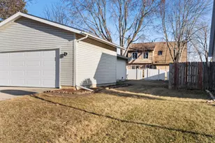 215 Apple Hill Ln, Streamwood, IL 60107 - Photo 2