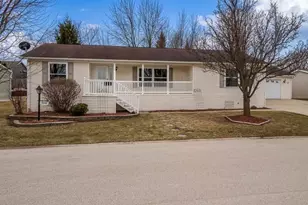 5647 Buttercup Ln, Machesney Park, IL 61115 - Photo 2