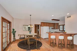 910 Oldfield Rd, Downers Grove, IL 60516 - Photo 12