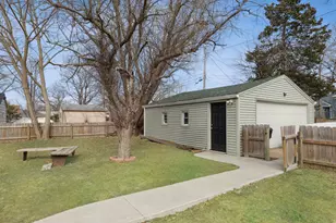 2047 32nd St, Rock Island, IL 61201 - Photo 4