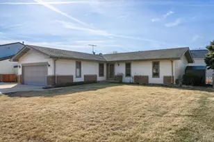 130 West End Rd, Roselle, IL 60172 - Photo 2