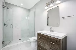 825 E 61st St, Chicago, IL 60637 - Photo 12