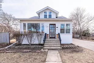 207 N Lakeshore Dr, Mundelein, IL 60060 - Photo 1