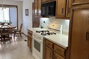 28 Queens Ct, Westchester, IL 60154 - Photo 4