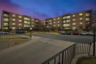 601 W Huntington Commons Rd, Mount Prospect, IL 60056 - Photo 2