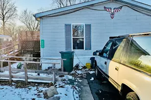 605 Carriage Lane Estates, Streator, IL 61364 - Photo 2