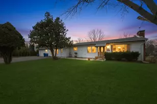 810 N Cherry St, Addison, IL 60101 - Photo 1