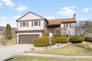 203 Albert Dr, Vernon Hills, IL 60061 - Photo 2
