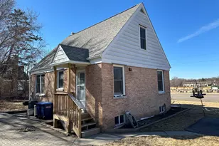 542 Sycamore Rd, Dekalb, IL 60115 - Photo 2