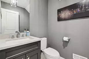 2341 W Roscoe St, Chicago, IL 60618 - Photo 20