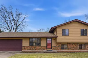 409 Kensington Dr, McHenry, IL 60050 - Photo 2