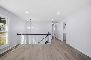 915 Mayfield Dr, Round Lake Beach, IL 60073 - Photo 6