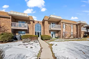 2411 N Kennicott Dr, Arlington Heights, IL 60004 - Photo 1