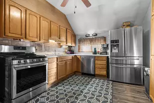 916 Berylan St, Belvidere, IL 61008 - Photo 4