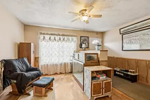 820 S Pine St, Streamwood, IL 60107 - Photo 4
