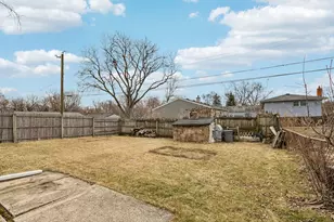 820 S Pine St, Streamwood, IL 60107 - Photo 20
