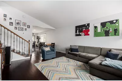 566 W Comstock Avenue, Elmhurst, IL 60126 - Photo 2