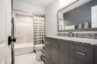 566 W Comstock Avenue, Elmhurst, IL 60126 - Photo 8