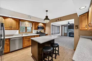 938 Duvall Dr, Woodstock, IL 60098 - Photo 2