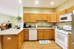 900 Yorktown St, McHenry, IL 60050 - Photo 8