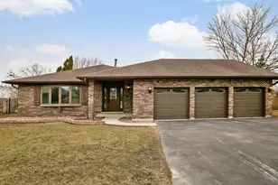 4951 Crest Ct, Country Club Hills, IL 60478 - Photo 2