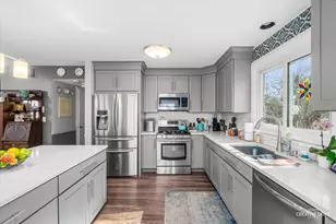 10 Farmington Ct, Lake in the Hills, IL 60156 - Photo 4