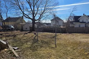 807 W Pleasant St, Freeport, IL 61032 - Photo 4