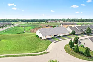 1071 Alexandria Dr, Sycamore, IL 60178 - Photo 2