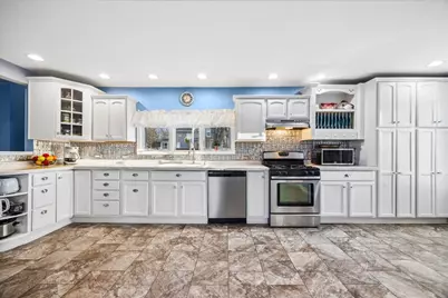 121 S Walkup Avenue, Crystal Lake, IL 60014 - Photo 2