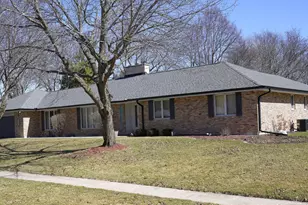 2 Golfview Pl, Dekalb, IL 60115 - Photo 2