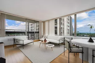 1455 N Sandburg Terrace, Chicago, IL 60610 - Photo 2