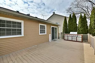 714 N Lakeside Dr, Vernon Hills, IL 60061 - Photo 30