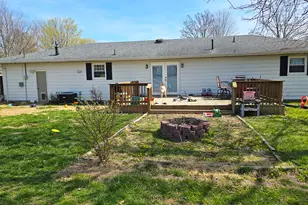 412 Sunset Dr, Centralia, IL 62801 - Photo 2