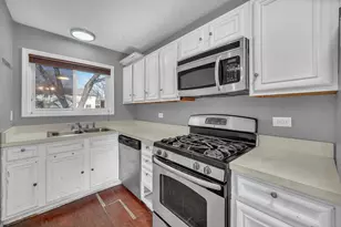 454 Esselen Ct, Carol Stream, IL 60188 - Photo 8