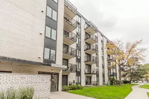 9128 W Terrace Dr, Niles, IL 60714 - Photo 2