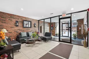 9332 Landings Ln, Des Plaines, IL 60016 - Photo 2