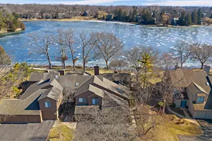 709 Woodbridge Ct, Lake Barrington, IL 60010 - Photo 2