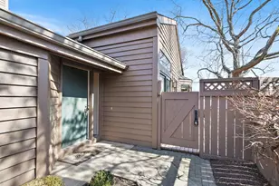 709 Woodbridge Ct, Lake Barrington, IL 60010 - Photo 4