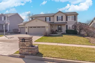 2215 Savanna Rd, Bloomington, IL 61705 - Photo 2