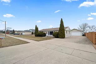8026 W 84th Pl, Justice, IL 60458 - Photo 2