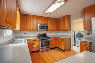 2705 Colonial Dr, Elgin, IL 60124 - Photo 16