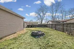 1095 Eastview Dr, Paxton, IL 60957 - Photo 18