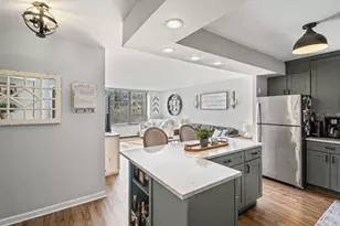 3930 N Pine Grove Ave, Chicago, IL 60613 - Photo 2