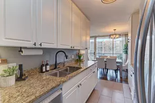 6010 Oakwood Dr, Lisle, IL 60532 - Photo 12