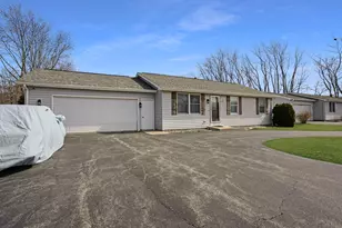 135 N Cook St, Braidwood, IL 60408 - Photo 2