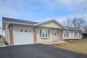 266 Trowbridge Rd, Elk Grove Village, IL 60007 - Photo 2
