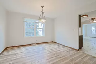 961 Dearborn Cir, Carol Stream, IL 60188 - Photo 8