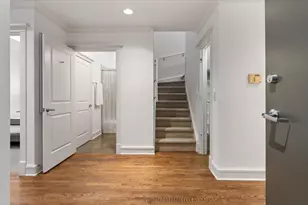 800 W Cornelia Ave, Chicago, IL 60657 - Photo 2